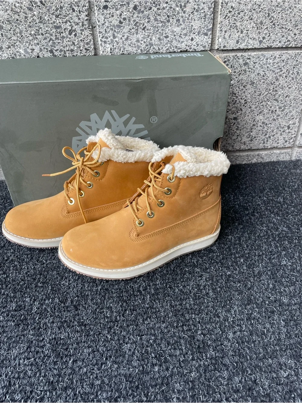 Timberland Boys Wheat Nubuck Sherpa-Lined Lace-Up Boots